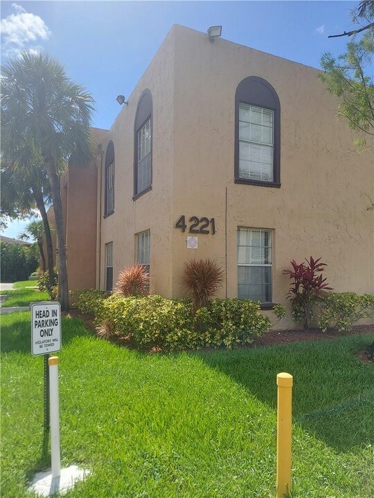 4221 NW 19th St in Lauderhill, FL - Building Photo