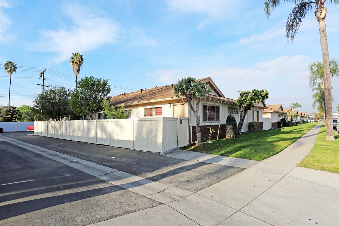 522-668 W Center St in Placentia, CA - Building Photo