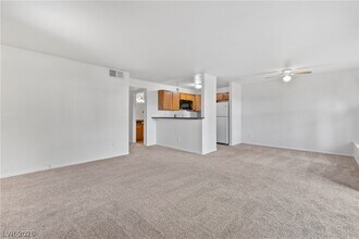 9325 W Desert Inn Rd in Las Vegas, NV - Building Photo - Building Photo