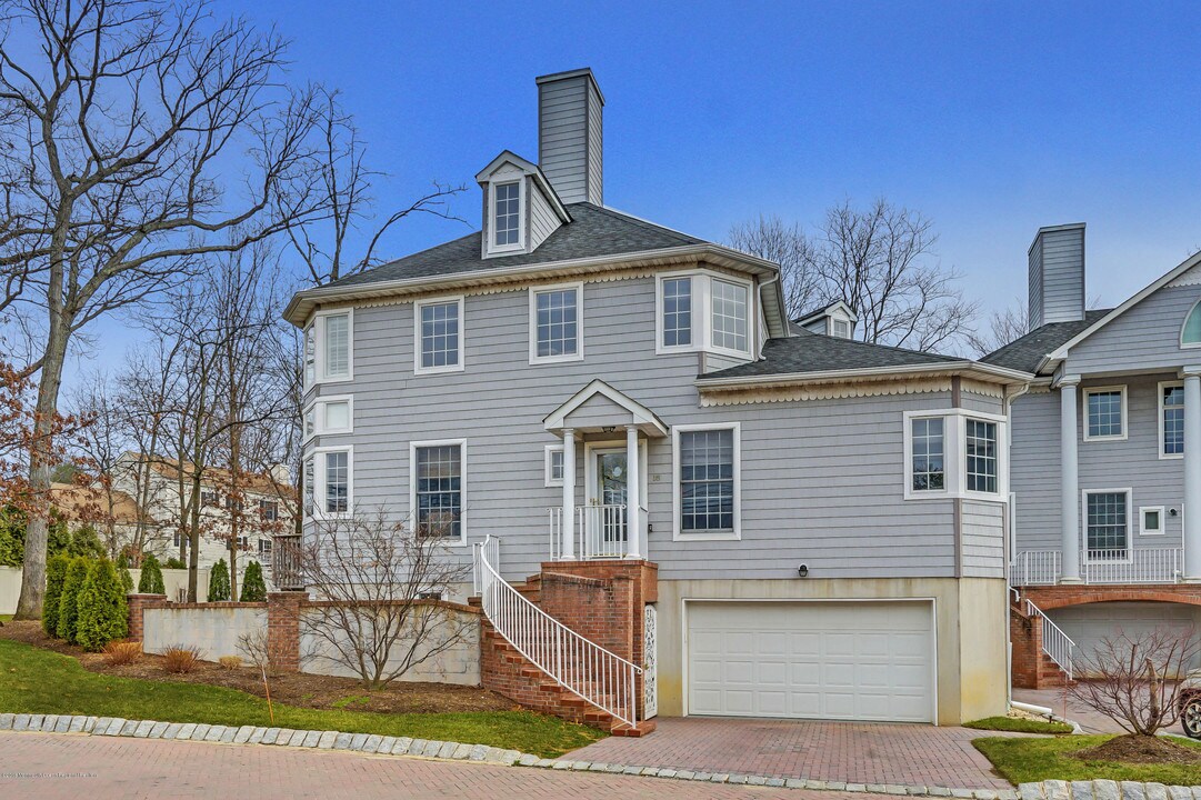 18 Mariners Bend in Brielle, NJ - Building Photo