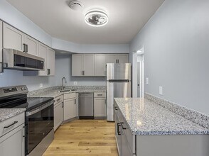 2049 Porte Deleau Ct, Unit 101 in Highland, IN - Building Photo - Building Photo