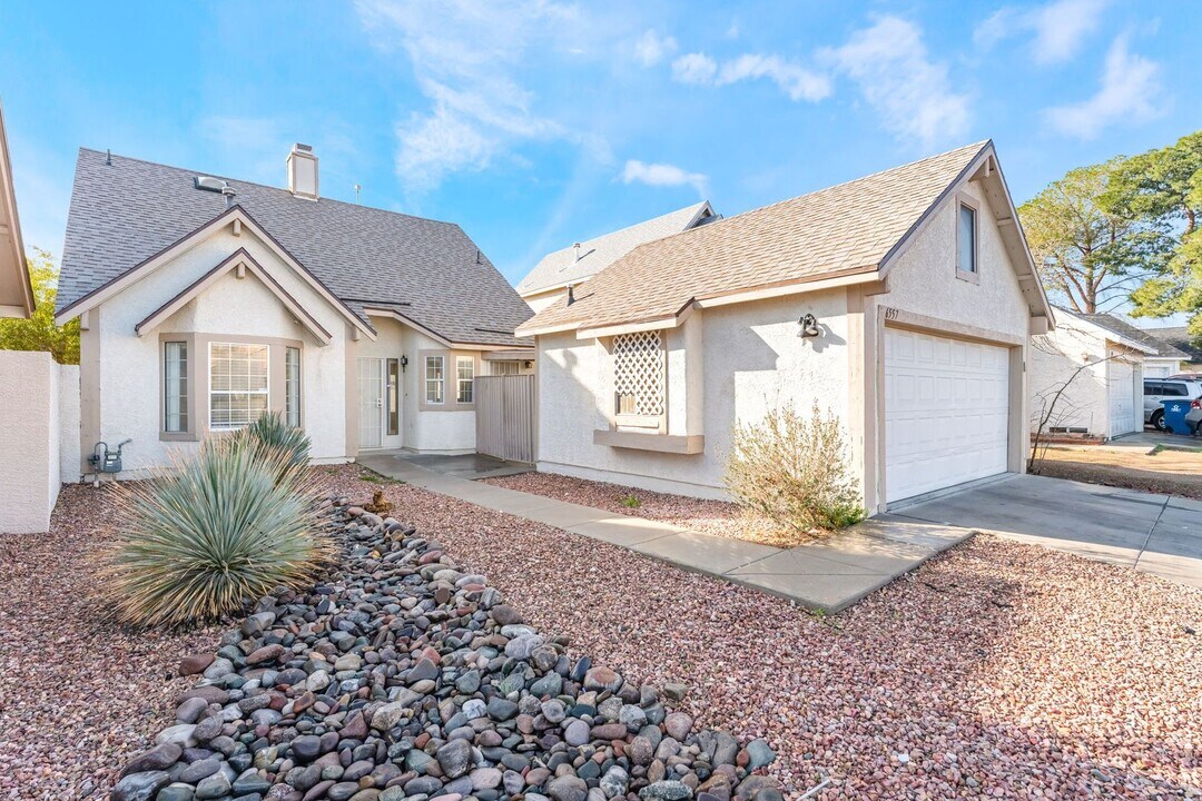 6557 Lemitar Dr in Las Vegas, NV - Building Photo