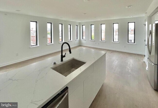 642 Moore St in Philadelphia, PA - Building Photo - Building Photo