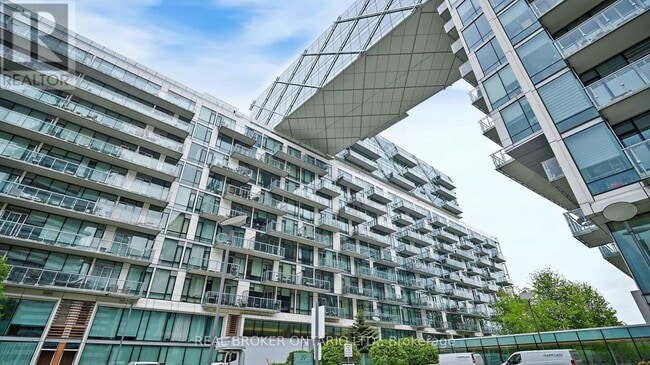 39 Queens Quay E in Toronto, ON - Building Photo - Building Photo