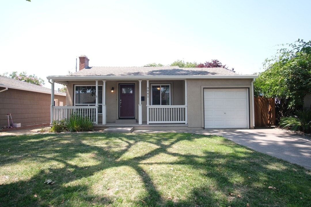 3941 Downey Way in Sacramento, CA - Building Photo