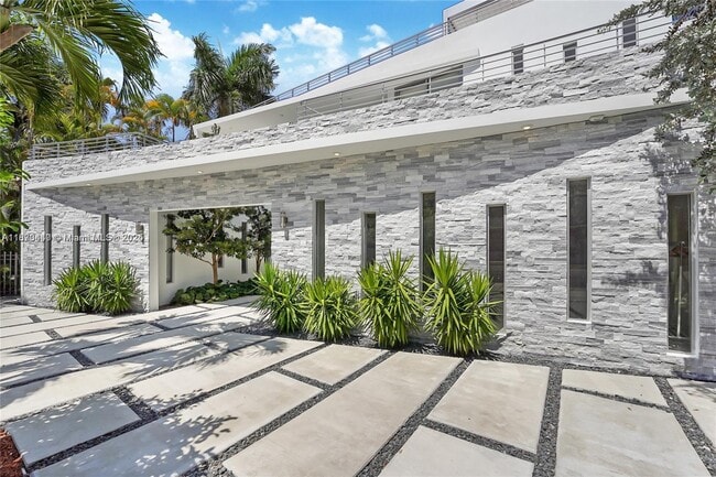 5910 N Bayshore Dr in Miami, FL - Building Photo - Building Photo