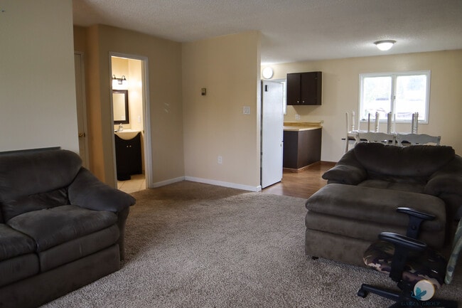 1762 Cottonwood St, Unit 1 in Fairbanks, AK - Foto de edificio - Building Photo