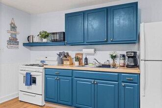 1427 W Ocean View Ave in Norfolk, VA - Building Photo - Building Photo