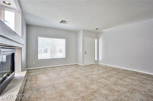 6586 W Camero Ave in Las Vegas, NV - Foto de edificio - Building Photo