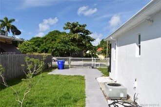 785 SW 21st Rd-Unit -2 in Miami, FL - Foto de edificio - Building Photo