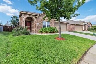 409 Hoover Ave in Lavon, TX - Foto de edificio - Building Photo