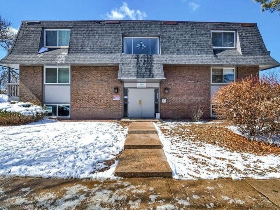 130 E Highline Cir in Littleton, CO - Building Photo