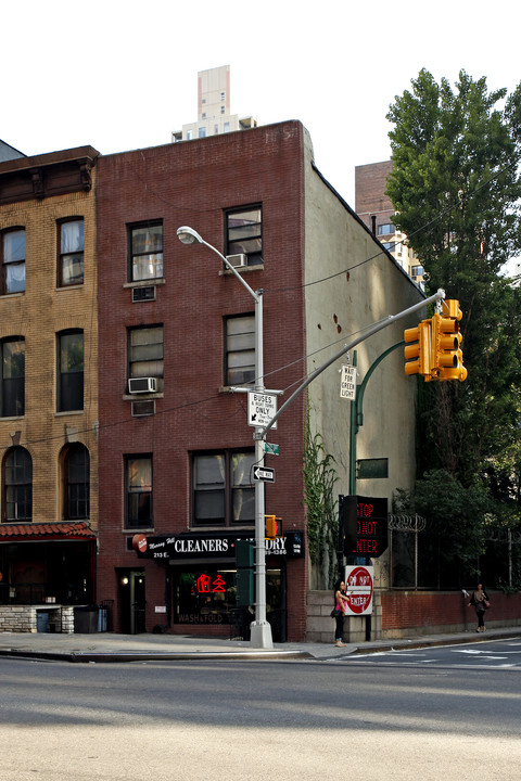 213 E 34th St in New York, NY - Building Photo