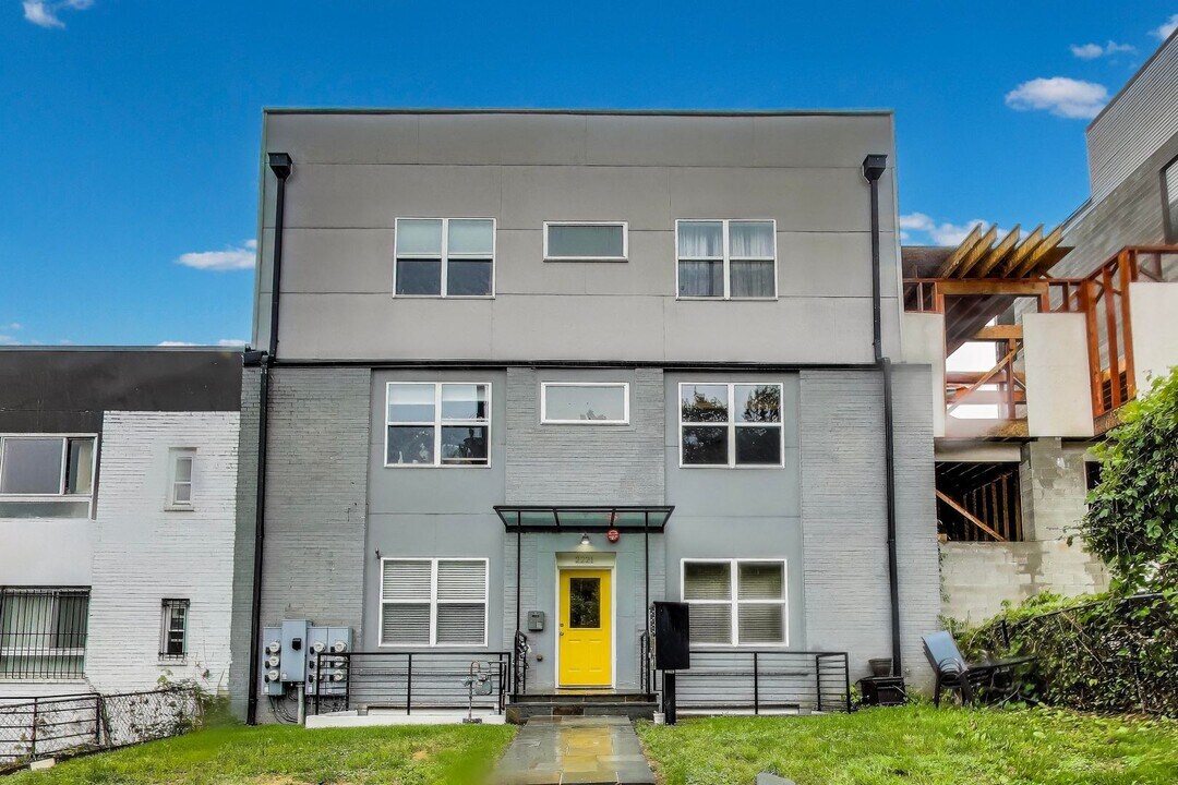 2221 M St NE in Washington, DC - Building Photo