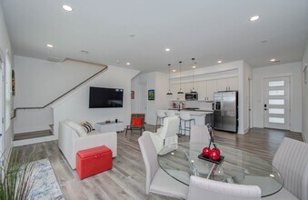 970 Highland Sound Ln in Houston, TX - Building Photo - Building Photo