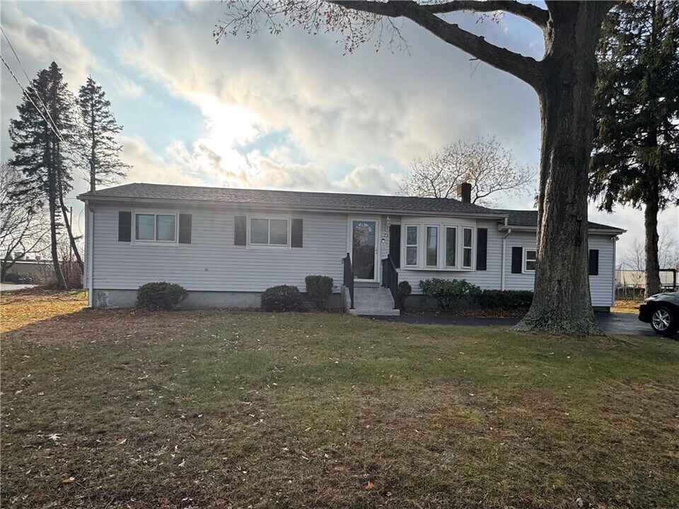 73 Armory Dr in Warwick, RI - Building Photo