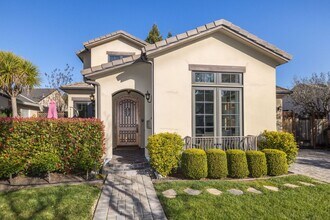 823 Sycamore Dr in Palo Alto, CA - Building Photo - Building Photo