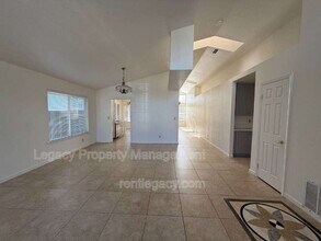 8450 Casablanca Way in Sacramento, CA - Building Photo - Building Photo