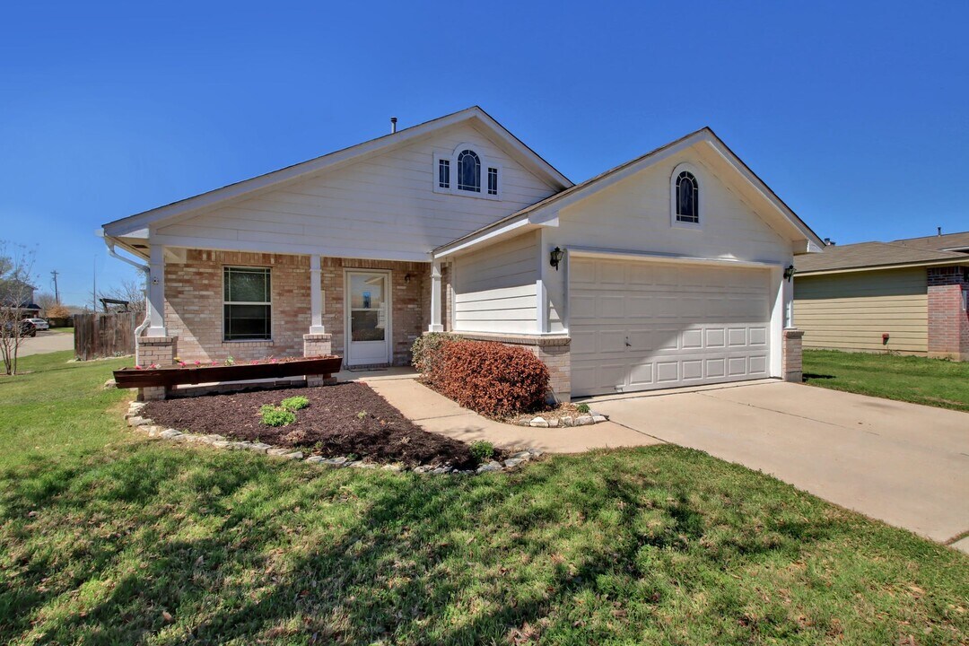 218 Katy B Ln in Bastrop, TX - Building Photo