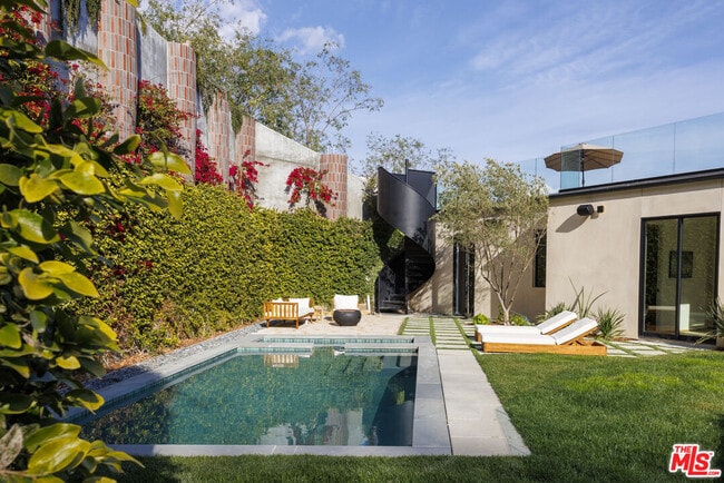 3755 Camino de la Cumbre in Los Angeles, CA - Building Photo - Building Photo