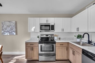 Chateau Apartments in Burlington, NJ - Building Photo - Interior Photo