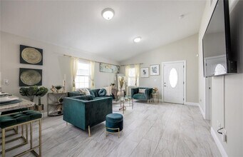 811 Hoffman Blvd in Tampa, FL - Building Photo - Building Photo