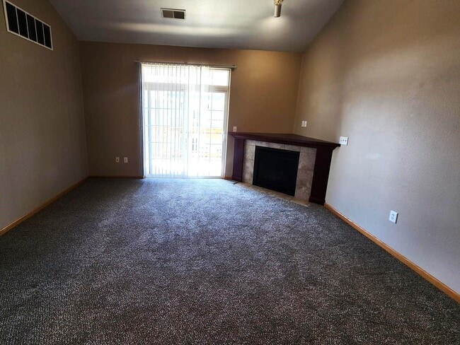 2230 W Lake Rd in North Liberty, IA - Foto de edificio - Building Photo