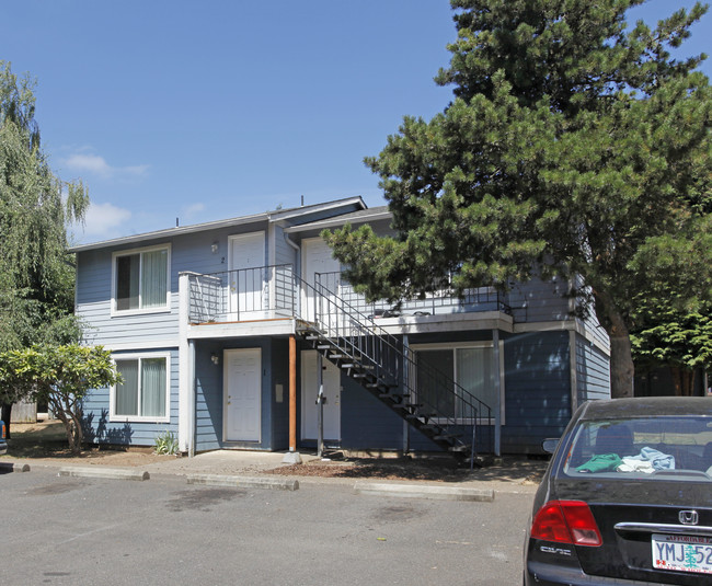 Hilltop Manor Apartments in Oregon City, OR - Building Photo - Building Photo