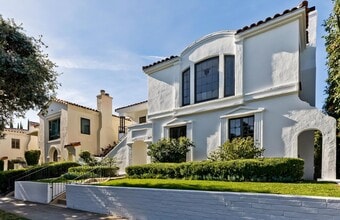 145-147 N Clark Dr in Beverly Hills, CA - Building Photo - Building Photo