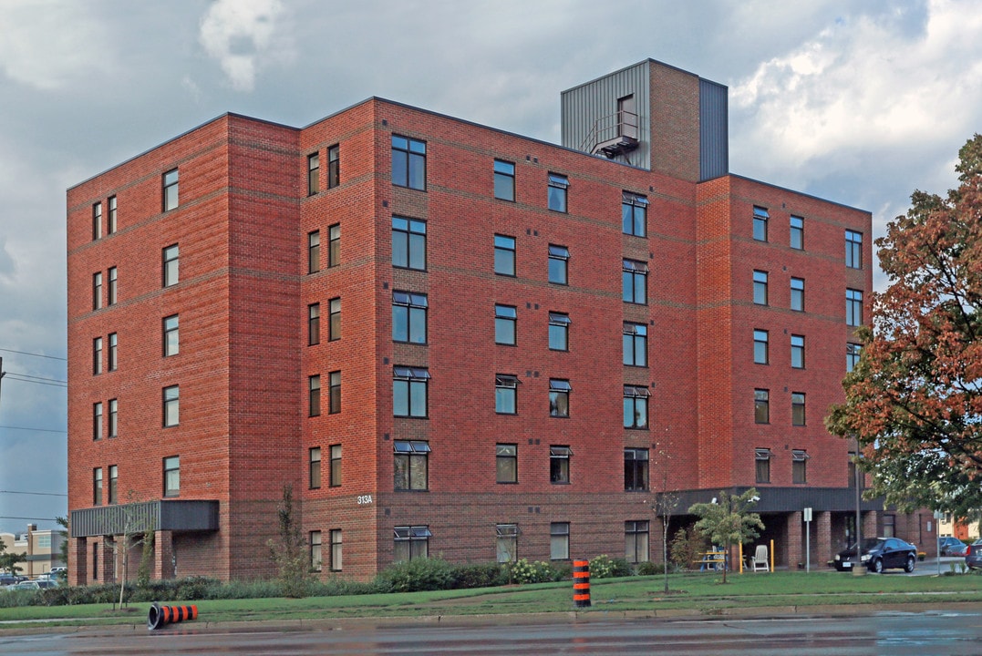 313 Geneva St in St Catharines, ON - Building Photo