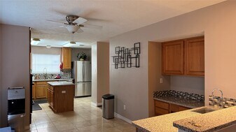 10310 Hedge Way Dr in Houston, TX - Building Photo