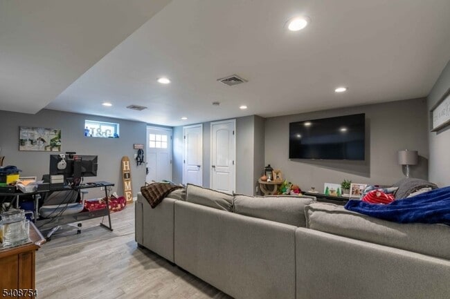 126 Riverside Ave in Lyndhurst, NJ - Building Photo - Building Photo