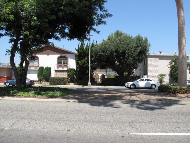 245 E Artesia Blvd in Long Beach, CA - Foto de edificio - Building Photo