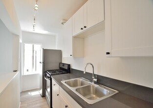 421 28th St-Unit -Upper Unit in Manhattan Beach, CA - Building Photo - Building Photo