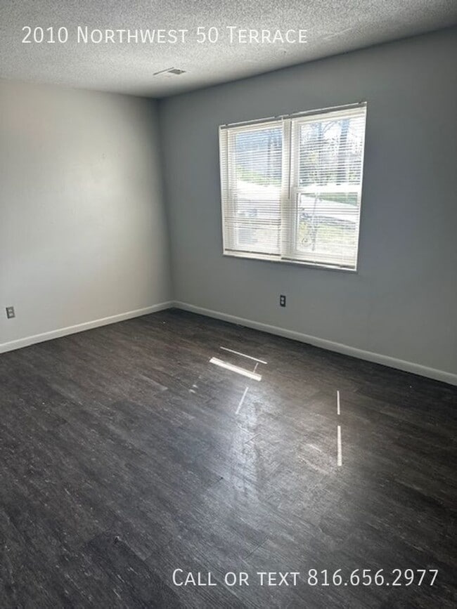 2010 NW 50 Terrace in Northmoor, MO - Building Photo - Building Photo