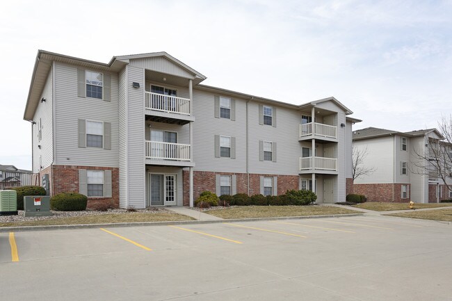 Wingover Luxury Apartments and Townhomes in Bloomington, IL - Foto de edificio - Building Photo