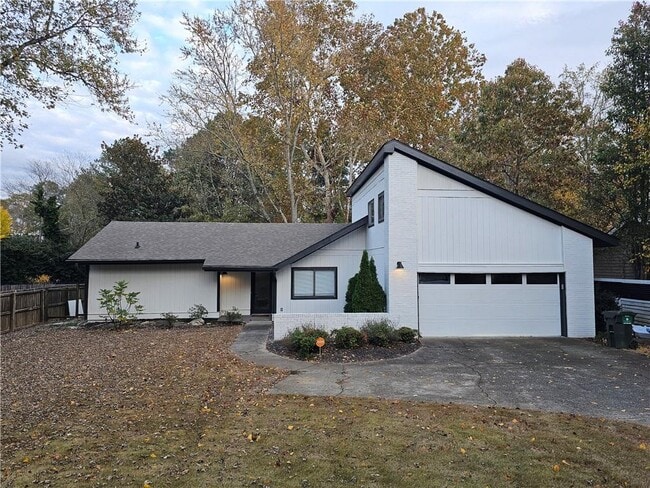 1052 Indian Hills Pkwy NE