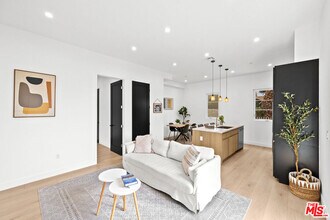 2324 S Dunsmuir Ave in Los Angeles, CA - Building Photo - Building Photo