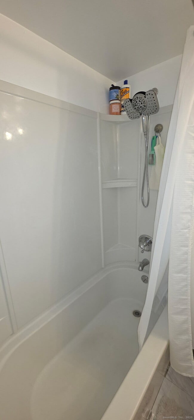 97 Highland Rd in Stamford, CT - Building Photo - Building Photo