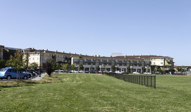 Lion Creek Crossing in Oakland, CA - Foto de edificio - Building Photo