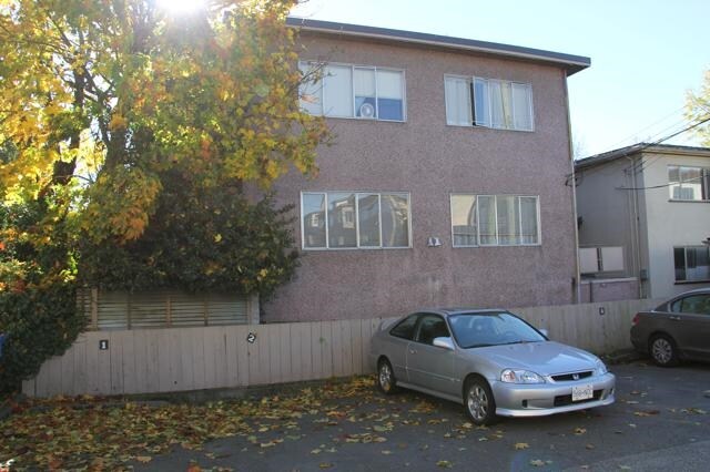 Townley Apartments in Vancouver, BC - Building Photo