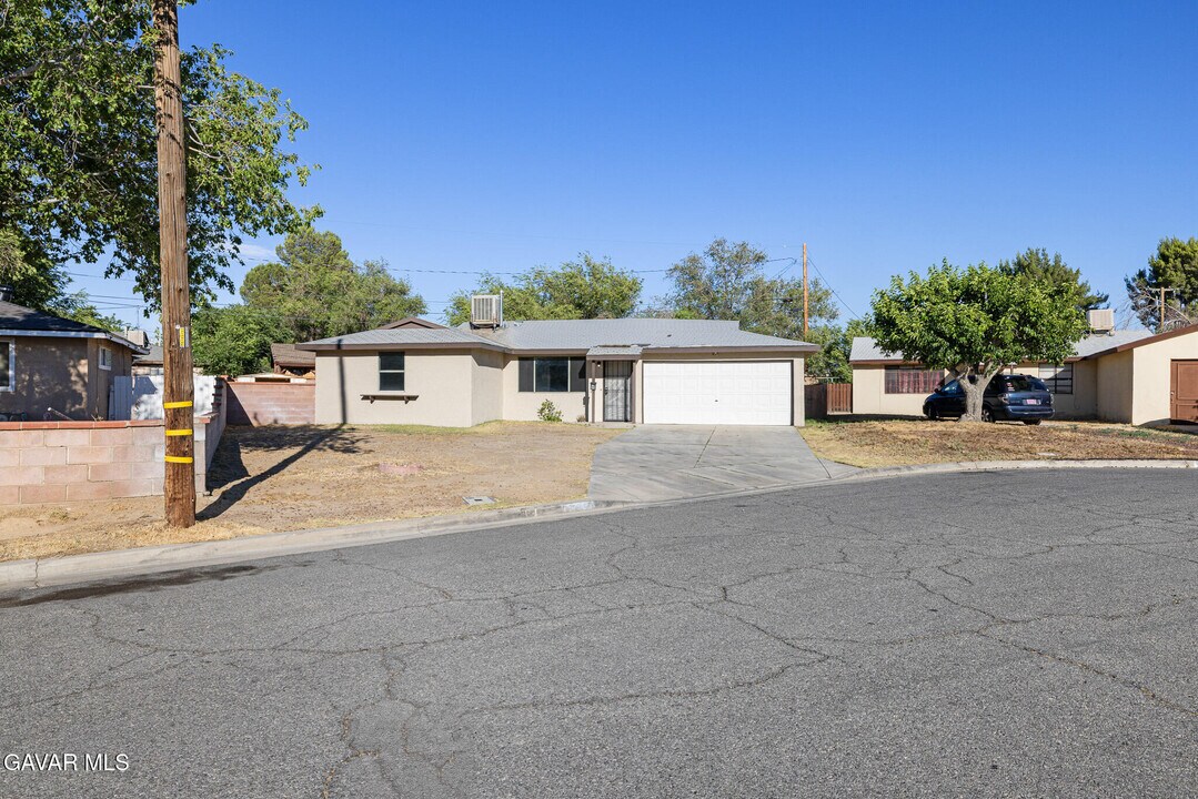 45308 12th St W in Lancaster, CA - Building Photo