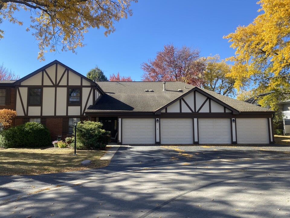 372 Greystone Ct in Schaumburg, IL - Foto de edificio