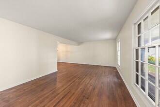 345 Green Valley Dr in Naperville, IL - Foto de edificio - Building Photo