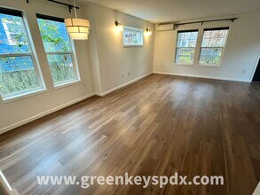 5025 N Newark St in Portland, OR - Building Photo - Building Photo