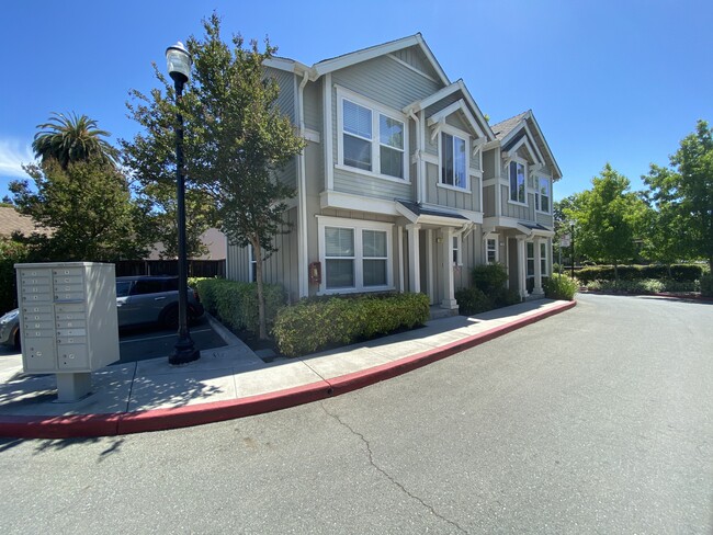 Bloomfield Apartments in Concord, CA - Foto de edificio - Building Photo