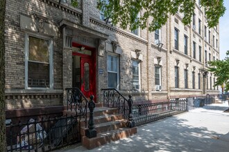 155 Newton St in Brooklyn, NY - Building Photo - Building Photo