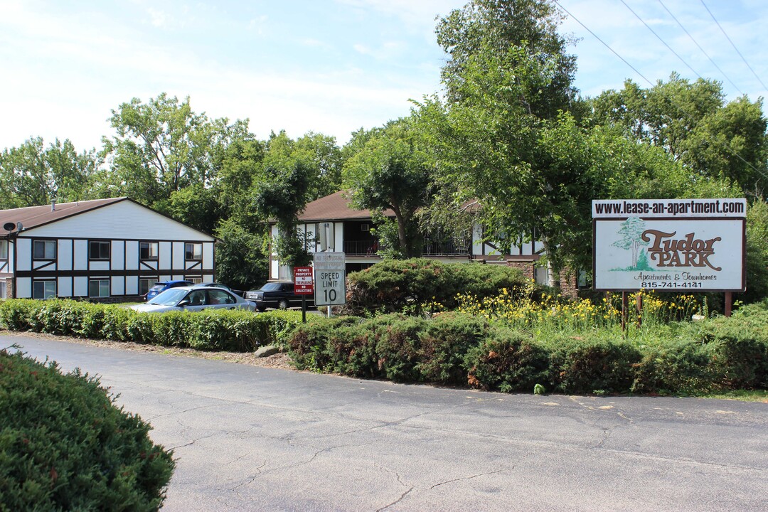 Tudor Park Apartments in Morris, IL - Building Photo