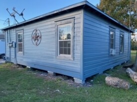 17-17 W 5th St in Freeport, TX - Building Photo