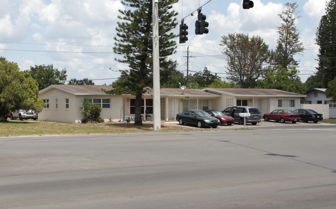 4385 Golden Gate Pky in Naples, FL - Foto de edificio